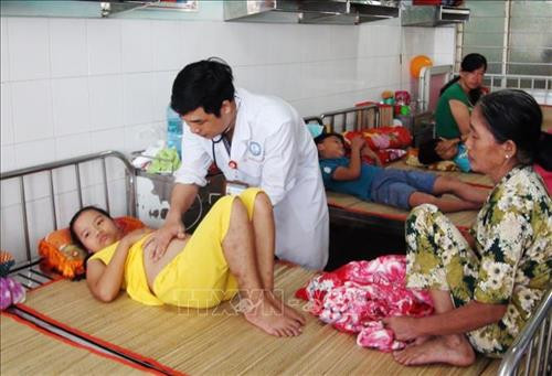 Bác sĩ bệnh viện Đa khoa trung tâm tỉnh Tiền Giang thăm khám cho bệnh nhân mắc sốt xuất huyết. Ảnh: Nam Thái - TTXVN Bác sĩ bệnh viện Đa khoa trung tâm tỉnh Tiền Giang thăm khám cho bệnh nhân mắc sốt xuất huyết. Ảnh: Nam Thái - TTXVN