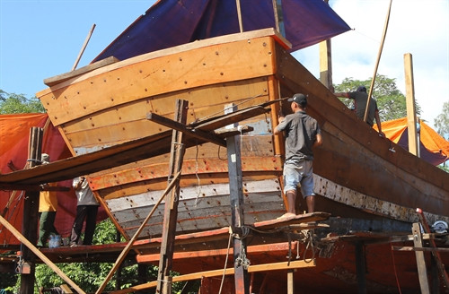 Từ số tiền bồi thường, ngư dân thị trấn Thuận An, huyện Phú Vang đầu tư đóng mới tàu cá vươn khơi xa. Từ số tiền bồi thường, ngư dân thị trấn Thuận An, huyện Phú Vang đầu tư đóng mới tàu cá vươn khơi xa.