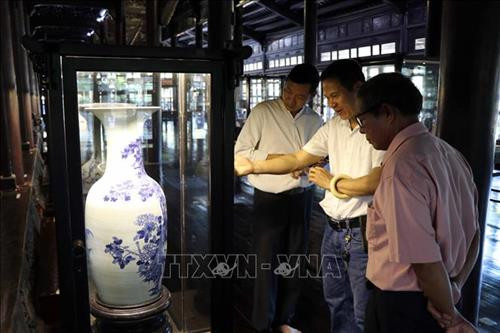 Khách tham quan bảo tàng Cổ vật Cung đình Huế. Ảnh: Đỗ Trưởng - TTXVN