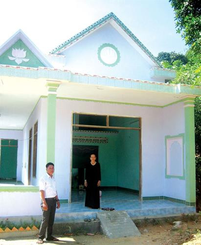 Bà Đinh Thị Niêu, ở thôn Bồ Nung, xã Sơn Kỳ có con đi XKLĐ ở Malaysia năm 2010 gửi tiền về giúp bà có điều kiện làm nhà mới. Nguồn ảnh: baoquangngai.vn Bà Đinh Thị Niêu, ở thôn Bồ Nung, xã Sơn Kỳ có con đi XKLĐ ở Malaysia năm 2010 gửi tiền về giúp bà có điều kiện làm nhà mới. Nguồn ảnh: baoquangngai.vn