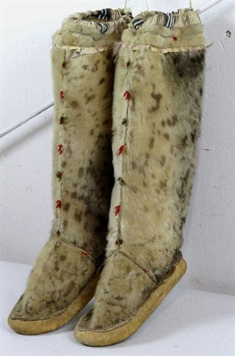 Một đôi giày làm từ từ lông thú. Cả giày và quần áo được khâu hai lớp da và lông thú. Phần mặt da thú được áp vào nhau, hướng lớp lông da ngoài. Cách may này giúp người Eskimo giữ ấm cơ thể trong thời tiết lạnh giá. Ảnh: Gabriela Ruiz/Pinterest.