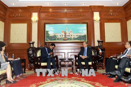 Phó Chủ tịch UBND Thành phố Hồ Chí Minh Lê Văn Khoa tiếp ông Adama Ouane, Giám đốc Tổ chức quốc tế Pháp ngữ. Ảnh: Thanh Vũ-TTXVN