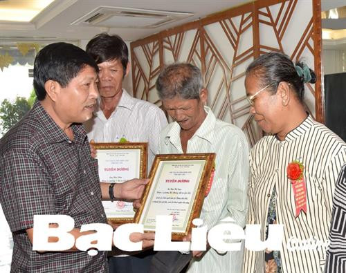 Ông Vương Phương Nam, Phó Chủ tịch UBND tỉnh trao bằng tuyên dương cho các hộ đồng bào Khmer vượt khó, vươn lên thoát nghèo bền vững. Ảnh: baobaclieu.vn