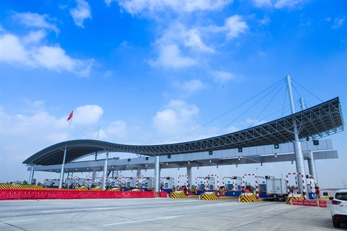 Đoạn tuyến 75 km được thông xe áp dụng mức thu phí tiêu chuẩn là 1.500 đồng/km/xe. Biểu giá mức thu phí để lưu thông trên đoạn tuyến này thấp nhất là 110.000 đồng đối với xe dưới 12 ghế ngồi, xe tải có tải trọng dưới 2 tấn, các loại xe buýt vận tải khách công cộng.