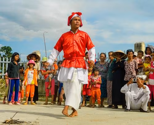 Múa đạp lửa, điệu múa dành cho vũ sư Ka-ing trong lễ hội Rija Nagar dịp đầu năm.