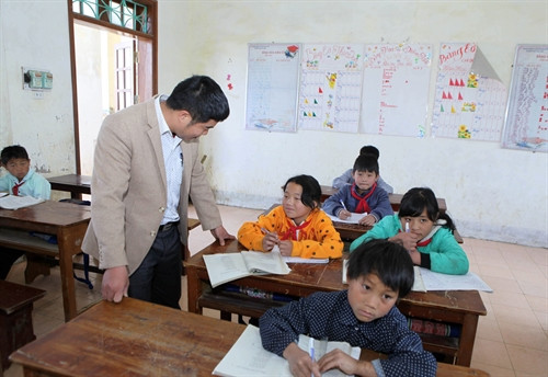 Thầy giáo Trần Văn Duy, Hiệu trưởng Trường PTDTBT Dào San, huyện Phong Thổ vận động các học sinh đi học đều và ở lại bán trú với để đảm bảo việc học tập. Thầy giáo Trần Văn Duy, Hiệu trưởng Trường PTDTBT Dào San, huyện Phong Thổ vận động các học sinh đi học đều và ở lại bán trú với để đảm bảo việc học tập.