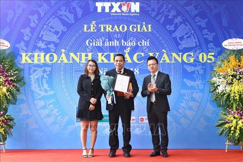 Phó Tổng giám đốc TTXVN Lê Quốc Minh (bên phải) trao giải Nhất thể loại ảnh đơn. Ảnh: Minh Quyết – TTXVN Phó Tổng giám đốc TTXVN Lê Quốc Minh (bên phải) trao giải Nhất thể loại ảnh đơn. Ảnh: Minh Quyết – TTXVN