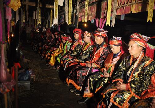 Chỉ các học trò nam giới mới được tham gia phần nghi lễ cúng trong lễ cấp sắc 12 đèn. Khi tham gia nghi lễ, các học trò phải mặc trang phục truyền thống theo đúng quy định. Nghi lễ cấp sắc 12 đèn gồm nhiều lễ cúng quan trọng, diễn ra trong không gian văn hóa mang đậm bản sắc dân tộc Dao, được trang trí công phu. Cùng thực hiện một nghi lễ trước bàn thờ trung tâm. Thực hiện nghi lễ dâng hương với những điệu nhảy trong tiếng kèn, trống rộn ràng. Phụ nữ trong trang phục cô dâu theo chồng đi làm lễ. Trong 4 ngày tất cả chỉ ăn cơm chay, bữa cuối cùng mới được ăn cơm có thịt. Những em nhỏ tham gia một nghi lễ cúng sao mặt trời. Một nghi lễ cúng ngoài trời ban đêm. Chuẩn bị sẵn sàng chiếc ghế để ngồi trước nghi lễ thắp đèn. Thầy cúng truyền 1 mâm 7 đèn và 1 mâm 12 đèn qua đầu các học trò. Các học trò được sư phụ dùng 2 chiếc gậy làm phép đỡ dậy khỏi ghế. Nghi lễ cấp sắc 12 đèn có ý nghĩa quan trọng với đồng bào Dao đỏ, vừa khẳng định sự trưởng thành và vị thế của người đàn ông, vừa cấp sắc cho cả những người đã qua đời, đồng thời chứng nhận cho các cặp vợ chồng mãi bên nhau khi sang thế giới bên kia.