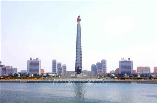 Thủ đô Bình Nhưỡng ngày nay mang một dáng vẻ hiện đại. Ảnh: Phương Hoa – TTXVN Những ngôi nhà cao tầng được sơn nhiều màu sắc mang dáng vẻ hiện đại cho Thủ đô Bình Nhưỡng. Ảnh: Phương Hoa- TTXVN Toàn cảnh thành phố Bình Nhưỡng nhìn từ trên cao. Ảnh: Phương Hoa – TTXVN Tiết mục hòa nhạc của Dàn nhạc Công Huân quốc gia Triều Tiên. Ảnh: Phương Hoa – TTXVN Đúng dịp sinh nhật của Chủ tịch Kim Nhật Thành, Triển lãm hoa được tổ chức tại Thủ đô Bình Nhưỡng. Ảnh: Phương Hoa – TTXVN Một gia đình Triều Tiên tham quan Triển lãm hoa Kim Nhật Thành. Ảnh: Phương Hoa – TTXVN Phụ nữ Triều Tiên mặc trang phục truyền thống vào xem Triển lãm hoa Kim Nhật Thành. Ảnh: Phương Hoa – TTXVN Người dân Triều Tiên xếp hàng vào xem Triển lãm hoa Kim Nhật Thành. Ảnh: Phương Hoa – TTXVN Một ngôi nhà truyền thống bên cạnh những công trình hiện đại. Ảnh: Phương Hoa – TTXVN Người dân và thiếu niên Triều Tiên đến vui chơi ở công viên. Ảnh: Phương Hoa – TTXVN Ngày cuối tuần, người dân Triều Tiên đến vui chơi ở các công viên nổi tiếng. Ảnh: Phương Hoa – TTXVN Một gian hàng dược phẩm ở Bình Nhưỡng. Ảnh: Phương Hoa – TTXVN Học sinh học môn thể thao yêu thích ở trường học. Ảnh: Phương Hoa – TTXVN Lớp học âm nhạc của học sinh Triều Tiên. Ảnh: Phương Hoa – TTXVN Lớp dạy lập trình tại Cung Học sinh Thiếu niên Vạn Cảnh Đài. Ảnh: Phương Hoa – TTXVN Triều Tiên rất chú trọng đến việc phát triển toàn diện con người, học sinh được tham gia các lớp học nghệ thuật. Ảnh: Phương Hoa- TTXVN Học sinh Triều Tiên học viết thư pháp. Ảnh: Phương Hoa – TTXVN Một cặp vợ chồng sắp cưới chụp ảnh trước Bảo tàng Chiến thắng Chiến tranh Giải phóng Tổ quốc. Ảnh: Phương Hoa – TTXVN Người dân xếp hàng trật tự lên phương tiện giao thông công cộng. Ảnh: Phương Hoa- TTXVN Cung Thái Dương Kumsusan-nơi an nghỉ của Chủ tịch Kim Nhật Thành và Kim Jong - Il. Ảnh: Phương Hoa – TTXVN Nhà ga trung tâm ở Thủ đô Bình Nhưỡng. Ảnh: Phương Hoa – TTXVN Tòa nhà Quốc hội ở Thủ đô Bình Nhưỡng. Ảnh: Phương Hoa – TTXVN Ngoài phương tiện giao thông công cộng, người dân Bình Nhưỡng thường xuyên sử dụng xe đạp. Ảnh: Phương Hoa – TTXVN Hoa nở trên đường phố cùng với những ngôi nhà cao tầng mang nhiều màu sắc rực rỡ. Ảnh: Phương Hoa – TTXVN Tượng "Vạn Lý Mã" - bức tượng nổi tiếng ở Bình Nhưỡng. Ảnh: Phương Hoa – TTXVN Những dãy phố với công trình kiến trúc hiện đại được xây dựng ở Bình Nhưỡng. Ảnh: Phương Hoa – TTXVN Nhiều chung cư cao tầng được xây dựng phục vụ chỗ ở cho người dân ở Thủ đô Bình Nhưỡng. Ảnh: Phương Hoa – TTXVN Khải Hoàn Môn - một công trình nổi tiếng ở Bình Nhưỡng. Ảnh: Phương Hoa – TTXVN Tháp Chủ thể cao 170 m là Tượng đài về học thuyết tự lực tự cường ở Triều Tiên. Ảnh: Phương Hoa – TTXVN Một công trình kiến trúc truyền thống của Triều Tiên tại Thủ đô Bình Nhưỡng. Ảnh: Phương Hoa – TTXVN Quảng trường Kim Nhật Thành, nơi tổ chức các sự kiện lớn của Triều Tiên. Ảnh: Phương Hoa – TTXVN Pin năng lượng mặt trời được sử dụng ở nhiều nơi tại Thủ đô Bình Nhưỡng. Ảnh: Phương Hoa – TTXVN Ô tô điện là phương tiện giao thông công cộng phổ biển ở Bình Nhưỡng. Ảnh: Phương Hoa – TTXVN Nhà ga Bình Nhưỡng nhìn từ trên cao. Ảnh: Phương Hoa – TTXVN Tòa nhà Ryugyong cao 330m ở Thủ đô Bình Nhưỡng. Ảnh: Phương Hoa – TTXVN Một công trình lịch sử ở Thủ đô Bình Nhưỡng. Ảnh: Phương Hoa – TTXVN Học sinh mầm non được cô giáo dẫn đi dã ngoại. Ảnh: Phương Hoa – TTXVN Thủ đô Bình Nhưỡng nhìn từ trên cao. Ảnh: Phương Hoa – TTXVN Khu Chang Jong, nơi tập trung nhiều nhà cao tầng. Ảnh: Phương Hoa – TTXVN Thủ đô Bình Nhưỡng ngày nay mang một dáng vẻ hiện đại. Ảnh: Phương Hoa – TTXVN Những ngôi nhà cao tầng được sơn nhiều màu sắc mang dáng vẻ hiện đại cho Thủ đô Bình Nhưỡng. Ảnh: Phương Hoa- TTXVN Toàn cảnh thành phố Bình Nhưỡng nhìn từ trên cao. Ảnh: Phương Hoa – TTXVN Tiết mục hòa nhạc của Dàn nhạc Công Huân quốc gia Triều Tiên. Ảnh: Phương Hoa – TTXVN Đúng dịp sinh nhật của Chủ tịch Kim Nhật Thành, Triển lãm hoa được tổ chức tại Thủ đô Bình Nhưỡng. Ảnh: Phương Hoa – TTXVN Một gia đình Triều Tiên tham quan Triển lãm hoa Kim Nhật Thành. Ảnh: Phương Hoa – TTXVN Phụ nữ Triều Tiên mặc trang phục truyền thống vào xem Triển lãm hoa Kim Nhật Thành. Ảnh: Phương Hoa – TTXVN Người dân Triều Tiên xếp hàng vào xem Triển lãm hoa Kim Nhật Thành. Ảnh: Phương Hoa – TTXVN Một ngôi nhà truyền thống bên cạnh những công trình hiện đại. Ảnh: Phương Hoa – TTXVN Người dân và thiếu niên Triều Tiên đến vui chơi ở công viên. Ảnh: Phương Hoa – TTXVN Ngày cuối tuần, người dân Triều Tiên đến vui chơi ở các công viên nổi tiếng. Ảnh: Phương Hoa – TTXVN Một gian hàng dược phẩm ở Bình Nhưỡng. Ảnh: Phương Hoa – TTXVN Học sinh học môn thể thao yêu thích ở trường học. Ảnh: Phương Hoa – TTXVN Lớp học âm nhạc của học sinh Triều Tiên. Ảnh: Phương Hoa – TTXVN Lớp dạy lập trình tại Cung Học sinh Thiếu niên Vạn Cảnh Đài. Ảnh: Phương Hoa – TTXVN Triều Tiên rất chú trọng đến việc phát triển toàn diện con người, học sinh được tham gia các lớp học nghệ thuật. Ảnh: Phương Hoa- TTXVN Học sinh Triều Tiên học viết thư pháp. Ảnh: Phương Hoa – TTXVN Một cặp vợ chồng sắp cưới chụp ảnh trước Bảo tàng Chiến thắng Chiến tranh Giải phóng Tổ quốc. Ảnh: Phương Hoa – TTXVN Người dân xếp hàng trật tự lên phương tiện giao thông công cộng. Ảnh: Phương Hoa- TTXVN Cung Thái Dương Kumsusan-nơi an nghỉ của Chủ tịch Kim Nhật Thành và Kim Jong - Il. Ảnh: Phương Hoa – TTXVN Nhà ga trung tâm ở Thủ đô Bình Nhưỡng. Ảnh: Phương Hoa – TTXVN Tòa nhà Quốc hội ở Thủ đô Bình Nhưỡng. Ảnh: Phương Hoa – TTXVN Ngoài phương tiện giao thông công cộng, người dân Bình Nhưỡng thường xuyên sử dụng xe đạp. Ảnh: Phương Hoa – TTXVN Hoa nở trên đường phố cùng với những ngôi nhà cao tầng mang nhiều màu sắc rực rỡ. Ảnh: Phương Hoa – TTXVN Tượng "Vạn Lý Mã" - bức tượng nổi tiếng ở Bình Nhưỡng. Ảnh: Phương Hoa – TTXVN Những dãy phố với công trình kiến trúc hiện đại được xây dựng ở Bình Nhưỡng. Ảnh: Phương Hoa – TTXVN Nhiều chung cư cao tầng được xây dựng phục vụ chỗ ở cho người dân ở Thủ đô Bình Nhưỡng. Ảnh: Phương Hoa – TTXVN Khải Hoàn Môn - một công trình nổi tiếng ở Bình Nhưỡng. Ảnh: Phương Hoa – TTXVN Tháp Chủ thể cao 170 m là Tượng đài về học thuyết tự lực tự cường ở Triều Tiên. Ảnh: Phương Hoa – TTXVN Một công trình kiến trúc truyền thống của Triều Tiên tại Thủ đô Bình Nhưỡng. Ảnh: Phương Hoa – TTXVN Quảng trường Kim Nhật Thành, nơi tổ chức các sự kiện lớn của Triều Tiên. Ảnh: Phương Hoa – TTXVN Pin năng lượng mặt trời được sử dụng ở nhiều nơi tại Thủ đô Bình Nhưỡng. Ảnh: Phương Hoa – TTXVN Ô tô điện là phương tiện giao thông công cộng phổ biển ở Bình Nhưỡng. Ảnh: Phương Hoa – TTXVN Nhà ga Bình Nhưỡng nhìn từ trên cao. Ảnh: Phương Hoa – TTXVN Tòa nhà Ryugyong cao 330m ở Thủ đô Bình Nhưỡng. Ảnh: Phương Hoa – TTXVN Một công trình lịch sử ở Thủ đô Bình Nhưỡng. Ảnh: Phương Hoa – TTXVN Học sinh mầm non được cô giáo dẫn đi dã ngoại. Ảnh: Phương Hoa – TTXVN Thủ đô Bình Nhưỡng nhìn từ trên cao. Ảnh: Phương Hoa – TTXVN Khu Chang Jong, nơi tập trung nhiều nhà cao tầng. Ảnh: Phương Hoa – TTXVN