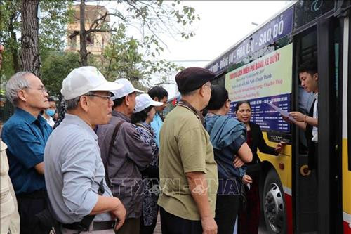 Du khách xếp hàng lên xe bus du lịch miễn phí tại điểm đón thành phố Bắc Ninh. Ảnh: Diệp Trương - TTXVN Du khách xếp hàng lên xe bus du lịch miễn phí tại điểm đón thành phố Bắc Ninh. Ảnh: Diệp Trương - TTXVN
