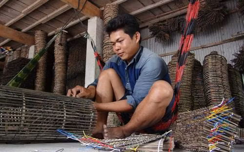 Đan lợp cua tại một hộ dân ở thị xã Hồng Ngự, tỉnh Đồng Tháp. Ảnh: Chương Đài - TTXVN