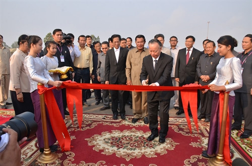 Phó Chủ tịch UBND thành phố Hà Nội Nguyễn Văn Sửu cắt băng khánh thành Đại lộ