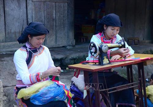 Phụ nữ Xạ Phang may trang phục truyền thống. Ảnh: Văn Dũng - TTXVN Phụ nữ Xạ Phang may trang phục truyền thống. Ảnh: Văn Dũng - TTXVN