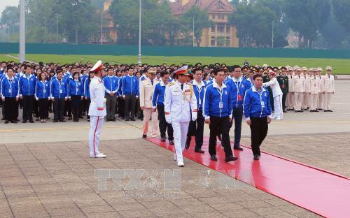 Sáng 10/12/2017, tại Hà Nội, Đoàn đại biểu Thanh niên Cộng sản Hồ Chí Minh về dự Đại hội Đại biểu toàn quốc lần thứ XI, nhiệm kỳ 2017-2022, do đồng chí Lê Quốc Phong, Ủy viên dự khuyết Trung ương Đảng, Bí thư thứ nhất Trung ương Đoàn TNCS Hồ Chí Minh, Chủ tịch Hội Sinh viên Vệt Nam dẫn đầu, đến đặt vòng hoa và vào Lăng viếng Chủ tịch Hồ Chí Minh. Ảnh: TTXVN Sáng 10/12/2017, tại Hà Nội, Đoàn đại biểu Thanh niên Cộng sản Hồ Chí Minh về dự Đại hội Đại biểu toàn quốc lần thứ XI, nhiệm kỳ 2017-2022, do đồng chí Lê Quốc Phong, Ủy viên dự khuyết Trung ương Đảng, Bí thư thứ nhất Trung ương Đoàn TNCS Hồ Chí Minh, Chủ tịch Hội Sinh viên Vệt Nam dẫn đầu, đến đặt vòng hoa và vào Lăng viếng Chủ tịch Hồ Chí Minh. Ảnh: TTXVN