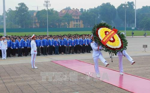 Sáng 10/12/2017, tại Hà Nội, Đoàn đại biểu Thanh niên Cộng sản Hồ Chí Minh về dự Đại hội Đại biểu toàn quốc lần thứ XI, nhiệm kỳ 2017-2022, do đồng chí Lê Quốc Phong, Ủy viên dự khuyết Trung ương Đảng, Bí thư thứ nhất Trung ương Đoàn TNCS Hồ Chí Minh, Chủ tịch Hội Sinh viên Vệt Nam dẫn đầu, đến đặt vòng hoa và vào Lăng viếng Chủ tịch Hồ Chí Minh. Ảnh: TTXVN Sáng 10/12/2017, tại Hà Nội, Đoàn đại biểu Thanh niên Cộng sản Hồ Chí Minh về dự Đại hội Đại biểu toàn quốc lần thứ XI, nhiệm kỳ 2017-2022, do đồng chí Lê Quốc Phong, Ủy viên dự khuyết Trung ương Đảng, Bí thư thứ nhất Trung ương Đoàn TNCS Hồ Chí Minh, Chủ tịch Hội Sinh viên Vệt Nam dẫn đầu, đến đặt vòng hoa và vào Lăng viếng Chủ tịch Hồ Chí Minh. Ảnh: TTXVN