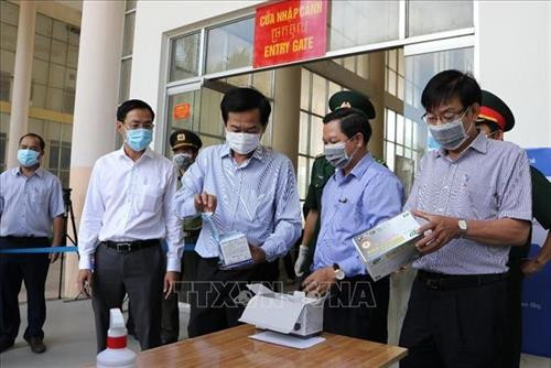 Phó Chủ tịch UBND tỉnh Kiên Giang Đỗ Thanh Bình (giữa) kiểm tra công tác phòng, chống dịch COVID-19 tại Cửa khẩu Quốc tế Hà Tiên. Ảnh: TTXVN phát Phó Chủ tịch UBND tỉnh Kiên Giang Đỗ Thanh Bình (giữa) kiểm tra công tác phòng, chống dịch COVID-19 tại Cửa khẩu Quốc tế Hà Tiên. Ảnh: TTXVN phát