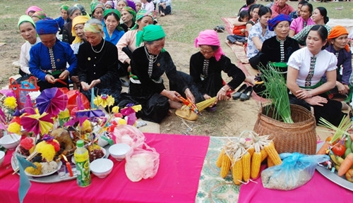Một buổi cúng ma của người Thái.
