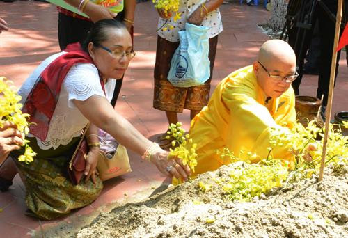 Tiết mục văn nghệ truyền thống của dân tộc Lào. Ảnh: Tuấn Anh – TTXVN Hội té nước trong ngày Tết của dân tộc Lào. Ảnh: Tuấn Anh – TTXVN Hội té nước trong ngày Tết của dân tộc Lào. Ảnh: Tuấn Anh – TTXVN Phong tục đắp tháp cát của dân tộc Lào trong ngày Tết. Ảnh: Tuấn Anh – TTXVN Phong tục buộc chỉ tay trong ngày Tết cầu cho may mắn, hạnh phúc. Ảnh: Tuấn Anh – TTXVN Phong tục buộc chỉ tay trong ngày Tết cầu cho may mắn, hạnh phúc. Ảnh: Tuấn Anh – TTXVN Nghi lễ tắm phật trong ngày Tết. Ảnh: Tuấn Anh – TTXVN Nghi lễ tắm phật trong ngày Tết. Ảnh: Tuấn Anh – TTXVN Nghi Lễ thả hoa đăng, thả những điều không may mắn theo dòng nước. Ảnh: Tuấn Anh – TTXVN Tiết mục văn nghệ truyền thống của dân tộc Lào. Ảnh: Tuấn Anh – TTXVN Hội té nước trong ngày Tết của dân tộc Lào. Ảnh: Tuấn Anh – TTXVN Hội té nước trong ngày Tết của dân tộc Lào. Ảnh: Tuấn Anh – TTXVN Phong tục đắp tháp cát của dân tộc Lào trong ngày Tết. Ảnh: Tuấn Anh – TTXVN Phong tục buộc chỉ tay trong ngày Tết cầu cho may mắn, hạnh phúc. Ảnh: Tuấn Anh – TTXVN Phong tục buộc chỉ tay trong ngày Tết cầu cho may mắn, hạnh phúc. Ảnh: Tuấn Anh – TTXVN Nghi lễ tắm phật trong ngày Tết. Ảnh: Tuấn Anh – TTXVN Nghi lễ tắm phật trong ngày Tết. Ảnh: Tuấn Anh – TTXVN Nghi Lễ thả hoa đăng, thả những điều không may mắn theo dòng nước. Ảnh: Tuấn Anh – TTXVN