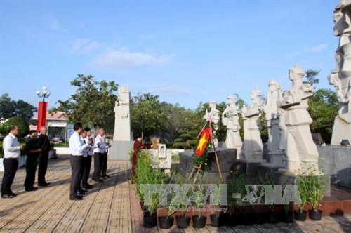 Lãnh đạo TP. Hồ Chí Minh dâng hoa, dâng hương Bác Hồ và các anh hùng liệt sĩ đã hy sinh vì sự nghiệp giải phóng dân tộc tại khu di tích Ngã Ba Giồng. Ảnh: Thanh Vũ-TTXVN