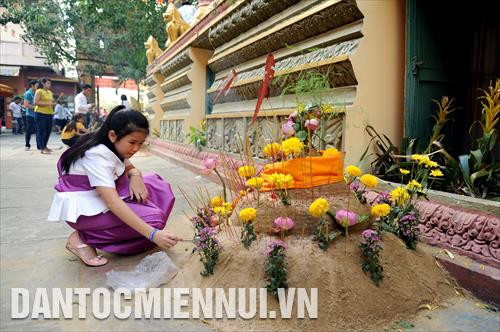 Đắp núi cát - nghi thức quan trọng trong Tết cổ truyền của đồng bào Khmer Nam bộ với sở nguyện cầu bình an, giải hạn, cầu siêu cho vong linh những người đã khuất... Ảnh: An Hiếu - Sơn Hên