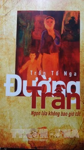 Bìa tự truyện “Đường trần – Ngọn lửa không bao giờ tắt” do Nhà xuất bản Trẻ phát hành năm 2017. Ảnh: Gia Thuận - TTXVN Bìa tự truyện “Đường trần – Ngọn lửa không bao giờ tắt” do Nhà xuất bản Trẻ phát hành năm 2017. Ảnh: Gia Thuận - TTXVN