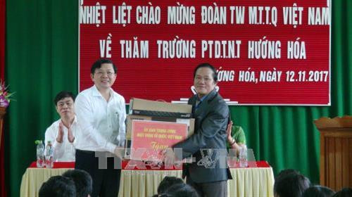 Trao tặng bộ máy vi tính cho trường Phổ thông dân tộc nội trú Hướng Hóa. Ảnh: Thanh Thủy - TTXVN Trao tặng bộ máy vi tính cho trường Phổ thông dân tộc nội trú Hướng Hóa. Ảnh: Thanh Thủy - TTXVN