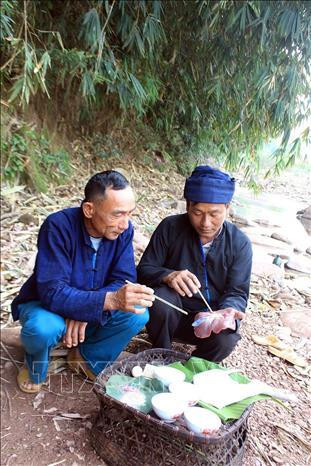 Thầy cúng xem gan lợn để biết được mùa màng sang năm có được bội thu không trong lễ Gạ Ma Thú của đồng bào Hà Nhì. Ảnh: Phan Tuấn Anh – TTXVN Thầy cúng xem gan lợn để biết được mùa màng sang năm có được bội thu không trong lễ Gạ Ma Thú của đồng bào Hà Nhì. Ảnh: Phan Tuấn Anh – TTXVN