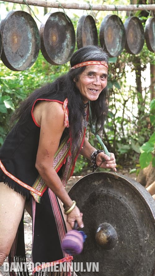 Có tình yêu đặc biệt với văn hóa cồng chiêng, nghệ nhân A Biu ở xã Ngọc Bay, thành phố Kon Tum (Kon Tum) đã dành nhiều tâm sức tìm hiểu, nghiên cứu không gian văn hóa cồng chiêng Tây Nguyên.