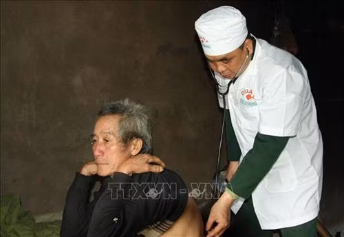 Trung úy Văn Trung Kiên, quân y Đồn biên phòng Tùng Vài, thăm khám cho ông Giàng Vần Sìn, thôn Pao Mả Phìn, xã Tùng Vài, huyện Quản Bạ (Hà Giang). Ảnh: Nguyễn Chiến – TTXVN