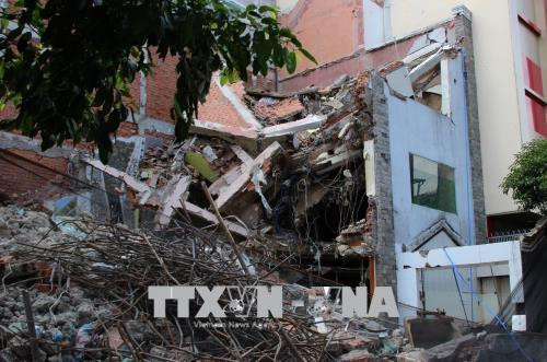 Hiện trường vụ sập nhà 3 tầng ở Quận 6. Ảnh: Xuân Dự - TTXVN