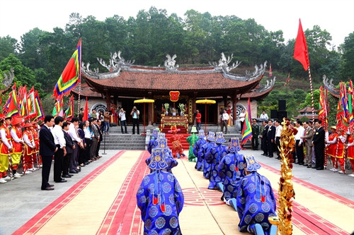 Đội tế xã Chu Hóa (thành phố Việt Trì) thực hiện các nghi lễ truyền thống tại buổi lễ dâng hương.