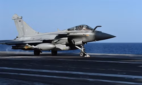 Trong ảnh (tư liệu): Máy bay chiến đấu Pháp xuất kích từ tàu sân bay Charles-de-Gaulle để tham gia chiến dịch oanh tạc các mục tiêu của IS tại Syria ngày 22/11/2015. AFP/ TTXVN