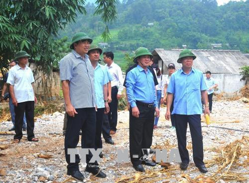 Phó Chủ tịch, Tổng Thư ký Ủy ban Trung ương Mặt trận Tổ quốc Việt Nam Hầu A Lềnh khảo sát hiện trường lũ ống xảy ra ở thôn Tùng Nùn, xã Lùng Tám, huyện Quản Bạ. Ảnh: Minh Tâm - TTXVN Phó Chủ tịch, Tổng Thư ký Ủy ban Trung ương Mặt trận Tổ quốc Việt Nam Hầu A Lềnh khảo sát hiện trường lũ ống xảy ra ở thôn Tùng Nùn, xã Lùng Tám, huyện Quản Bạ. Ảnh: Minh Tâm - TTXVN