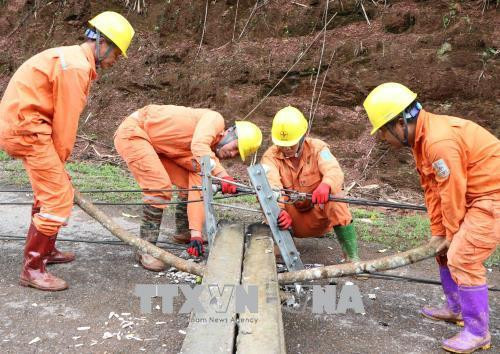 Cán bộ nhân viên kỹ thuật của công ty điện Nậm Nhùn kiểm tra, khắc phục sự cố hệ thống lưới điện bị thiệt hại do mưa lũ gây ra tại bản Gia Tè, xã Mù Cả, huyện Mường Tè (Lai Châu). Ảnh: Quý Trung - TTXVN Cán bộ nhân viên kỹ thuật của công ty điện Nậm Nhùn kiểm tra, khắc phục sự cố hệ thống lưới điện bị thiệt hại do mưa lũ gây ra tại bản Gia Tè, xã Mù Cả, huyện Mường Tè (Lai Châu). Ảnh: Quý Trung - TTXVN