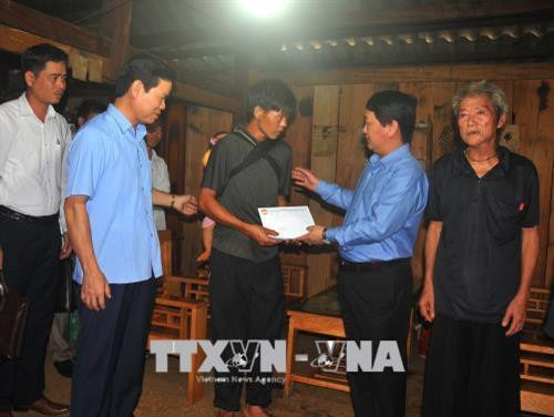 Phó Chủ tịch, Tổng Thư ký Ủy ban Trung ương Mặt trận Tổ quốc Việt Nam Hầu A Lềnh trao tiền hỗ trợ cho gia đình bị thiệt hại nặng nề do mưa lũ ở thôn Tùng Nùn, xã Lùng Tám, huyện Quản Bạ. Ảnh: Minh Tâm - TTXVN Phó Chủ tịch, Tổng Thư ký Ủy ban Trung ương Mặt trận Tổ quốc Việt Nam Hầu A Lềnh trao tiền hỗ trợ cho gia đình bị thiệt hại nặng nề do mưa lũ ở thôn Tùng Nùn, xã Lùng Tám, huyện Quản Bạ. Ảnh: Minh Tâm - TTXVN