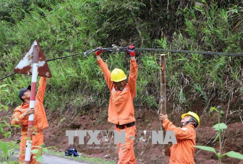 Cán bộ nhân viên kỹ thuật của công ty điện Nậm Nhùn (Mường Tè) kiểm tra, khắc phục sự cố hệ thống lưới điện bị thiệt hại do mưa lũ gây ra tại bản Gia Tè, xã Mù Cả. Ảnh: Quý Trung - TTXVN Cán bộ nhân viên kỹ thuật của công ty điện Nậm Nhùn (Mường Tè) kiểm tra, khắc phục sự cố hệ thống lưới điện bị thiệt hại do mưa lũ gây ra tại bản Gia Tè, xã Mù Cả. Ảnh: Quý Trung - TTXVN