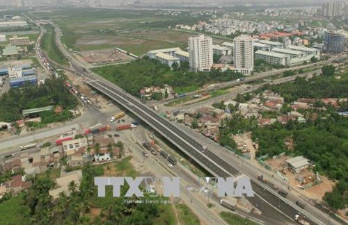 Cầu vượt vòng xoay Mỹ Thuỷ. Ảnh: Quang Nhựt – TTXVN