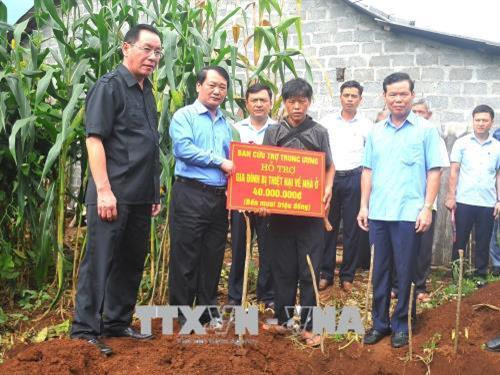 Phó Chủ tịch, Tổng Thư ký Ủy ban Trung ương Mặt trận Tổ quốc Việt Nam Hầu A Lềnh trao bảng tượng trưng số tiền hỗ trợ cho gia đình bị thiệt hại nặng nề do mưa lũ ở thôn Tùng Nùn, xã Lùng Tám, huyện Quản Bạ. Ảnh: Minh Tâm - TTXVN Phó Chủ tịch, Tổng Thư ký Ủy ban Trung ương Mặt trận Tổ quốc Việt Nam Hầu A Lềnh trao bảng tượng trưng số tiền hỗ trợ cho gia đình bị thiệt hại nặng nề do mưa lũ ở thôn Tùng Nùn, xã Lùng Tám, huyện Quản Bạ. Ảnh: Minh Tâm - TTXVN