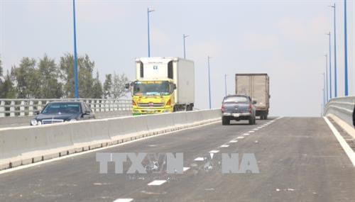 Phương tiện lưu thông trên cầu vượt vòng xoay Mỹ Thuỷ. Ảnh: Trần Xuân Tình - TTXVN