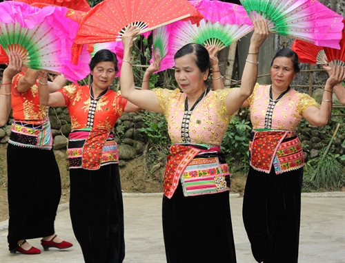 Phụ nữ dân tộc Thái trắng Lai Châu biểu diễn văn nghệ với chiếc áo Cóm truyền thống. Ảnh: Quang Duy - TTXVN