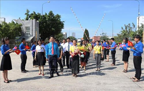 Tiếp đón nhà báo trẻ, thanh niên, sinh viên Campuchia tại cửa khẩu quốc tế Mộc Bài, tỉnh Tây Ninh. Ảnh: Lê Đức Hoảnh - TTXVN Tiếp đón nhà báo trẻ, thanh niên, sinh viên Campuchia tại cửa khẩu quốc tế Mộc Bài, tỉnh Tây Ninh. Ảnh: Lê Đức Hoảnh - TTXVN