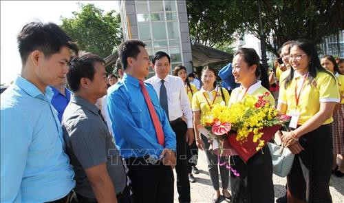 Tiếp đón nhà báo trẻ, thanh niên, sinh viên Campuchia tại cửa khẩu quốc tế Mộc Bài, tỉnh Tây Ninh. Ảnh: Lê Đức Hoảnh - TTXVN Tiếp đón nhà báo trẻ, thanh niên, sinh viên Campuchia tại cửa khẩu quốc tế Mộc Bài, tỉnh Tây Ninh. Ảnh: Lê Đức Hoảnh - TTXVN