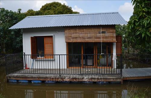 Ngôi nhà lưỡng cư thích ứng với biến đổi khí hậu khu vực đồng bằng sông Cửu Long. Ảnh: Chương Đài - TTXVN