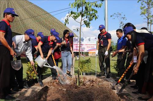 Đoàn đại biểu thanh niên, sinh viên Việt Nam và Campuchia trồng cây lưu niệm tại Di tích căn cứ biệt động thị xã Tây Ninh, ấp Giồng Cà, xã Bình Minh, Thành phố Tây Ninh, tỉnh Tây Ninh. Ảnh: Lê Đức Hoảnh-TTXVN Đoàn đại biểu thanh niên, sinh viên Việt Nam và Campuchia trồng cây lưu niệm tại Di tích căn cứ biệt động thị xã Tây Ninh, ấp Giồng Cà, xã Bình Minh, Thành phố Tây Ninh, tỉnh Tây Ninh. Ảnh: Lê Đức Hoảnh-TTXVN