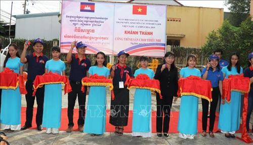 Đoàn đại biểu thanh niên, sinh viên Việt Nam và Campuchia cắt băng khánh thành công trình sân chơi thiếu nhi tại Trung tâm Văn hóa Thể thao và học tập cộng đồng xã Bình Minh, thành phố Tây Ninh. Ảnh: Lê Đức Hoảnh-TTXVN Đoàn đại biểu thanh niên, sinh viên Việt Nam và Campuchia cắt băng khánh thành công trình sân chơi thiếu nhi tại Trung tâm Văn hóa Thể thao và học tập cộng đồng xã Bình Minh, thành phố Tây Ninh. Ảnh: Lê Đức Hoảnh-TTXVN