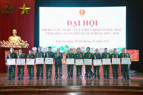 Thiếu tướng Cầm Xuân Ế, Chủ tịch Hội Cựu chiến binh tỉnh Sơn La trao Bằng khen cho các tập thể có thành tích xuất sắc trong phong trào thi đua “Cựu chiến binh gương mẫu” năm 2019. Ảnh: Quang Quyết-TTXVN Thiếu tướng Cầm Xuân Ế, Chủ tịch Hội Cựu chiến binh tỉnh Sơn La trao Bằng khen cho các tập thể có thành tích xuất sắc trong phong trào thi đua “Cựu chiến binh gương mẫu” năm 2019. Ảnh: Quang Quyết-TTXVN