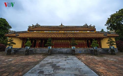 Năm 2016, “Thơ văn trên Kiến trúc cung đình Huế” được ghi danh Di sản Tư liệu Thế giới Khu vực châu Á- Thái Bình Dương. Đây là những di sản tư liệu độc đáo, là những bản gốc, duy nhất hiện chỉ còn ở Việt Nam và có giá trị nổi bật toàn cầu. Hệ thống di sản thơ văn này thật sự là một bảo tàng sống động, độc đáo, riêng có về văn chương thời Nguyễn. Thơ tráng men pháp lam trên ngoại thất điện Thái Hòa. Đây thực sự là một kho tàng văn hóa vô giá của xứ Huế, của Việt Nam mà cho đến nay chưa phải ai cũng biết đến dù chúng có hàng ngàn đơn vị, hiển hiện khắp nơi trên nhiều, rất nhiều công trình kiến trúc cung đình triều Nguyễn tại cố đô Huế. Thơ văn trên kiến trúc cung đình thường được trang trí theo lối “nhất thi nhất họa” hoặc “nhất tự nhất họa”, mỗi bài thơ hay mỗi đại tự được trang trí kèm một bức tranh. Vị trí thể hiện chủ yếu là trên các liên ba, đố bản hay cổ diềm các công trình, cả trong nội thất và ngoại thất, để ở vị trí nào người ta cũng có thể chiêm ngưỡng, thưởng thức được Thơ thì phổ biến là thể ngũ ngôn, thất ngôn; câu đối thì khá đa dạng, không cố định số chữ; đại tự thì chủ yếu là các mỹ tự với ý nghĩa tốt đẹp Thơ trên di tích lăng Thiệu Trị. Cho đến nay, hệ thống thơ văn chữ Hán trên kiến trúc cung đình Huế vẫn được bảo tồn rất tốt, trừ các tác phẩm đã bị mất mát do công trình bị tiêu hủy, số còn lại được giữ gìn hầu như nguyên vẹn. Cổ diềm trang trí men pháp lam ở Lăng Thiệu trị Đánh giá về kho tàng thơ văn này, nhiều nhà nghiên cứu cho rằng, đây là một di sản vô cùng đặc biệt, nó không chỉ phản ánh trí tuệ, tài năng của các vị hoàng đế triều Nguyễn, mà còn phản ánh truyền thống văn hóa và đặc trưng của xứ Huế, vùng đất của thi ca và các thi nhân nổi tiếng. Thơ trên di tích lăng Thiệu Trị.