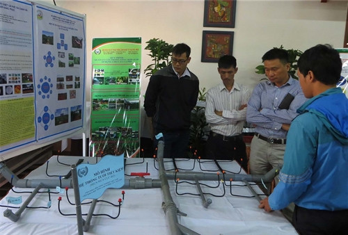 Đại biểu xem mô hình tưới nhỏ giọt cho cây cà phê được giới thiệu tại hội thảo Đại biểu xem mô hình tưới nhỏ giọt cho cây cà phê được giới thiệu tại hội thảo