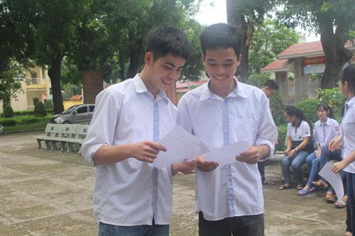 Em Lê Hữu Hiếu (phải) chia sẻ niềm vui với bạn bè. Ảnh: Khiếu Tư- TTXVN Em Lê Hữu Hiếu (phải) chia sẻ niềm vui với bạn bè. Ảnh: Khiếu Tư- TTXVN