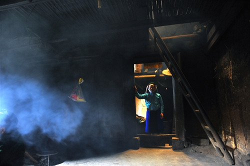 Nhà của người Mông bao giờ cũng có sàn gác để cất giữ đồ đạc, lương thực, thực phẩm. Ngô, lúa, đậu tương khi thu hoạch về được cất lên gác, khói bếp sẽ hạn chế được sâu mọt, ẩm mốc.